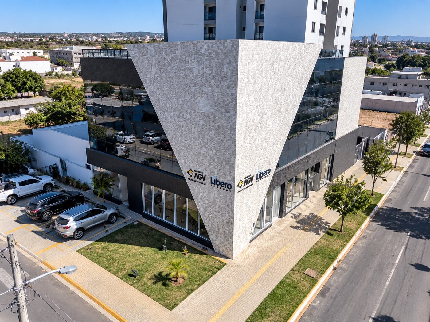 Prédio onde fica o escritório, com as marcas Universo AGV e Libero Seguros na fachada